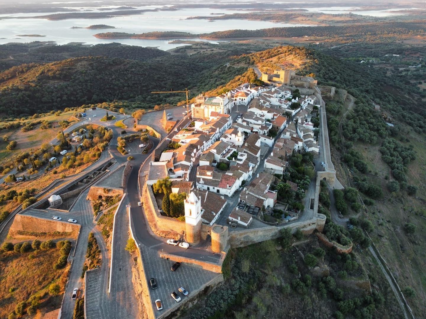 Casas brancas e ruelas de calçada