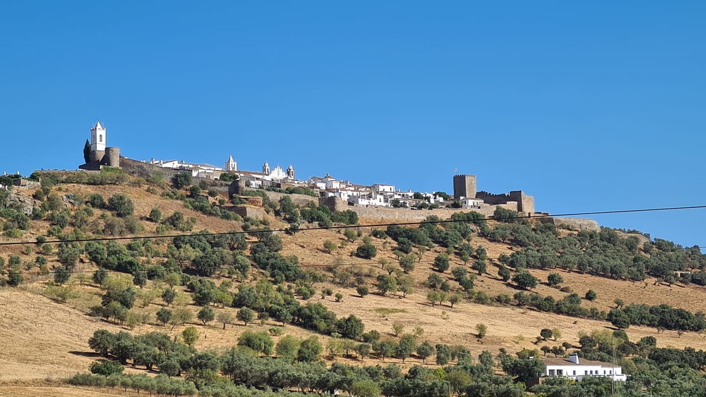 Lojas e artesanato na vila